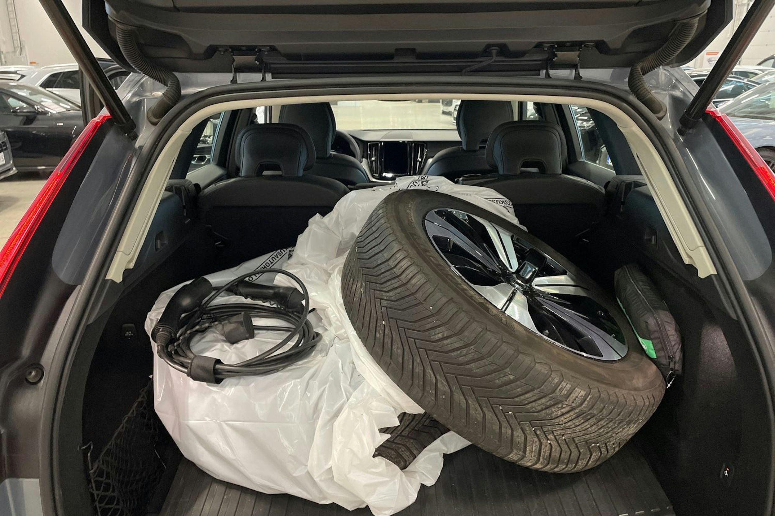 harmaa Volvo XC60 2023 kuva 40.