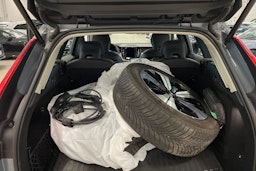 harmaa Volvo XC60 2023 kuva 40.