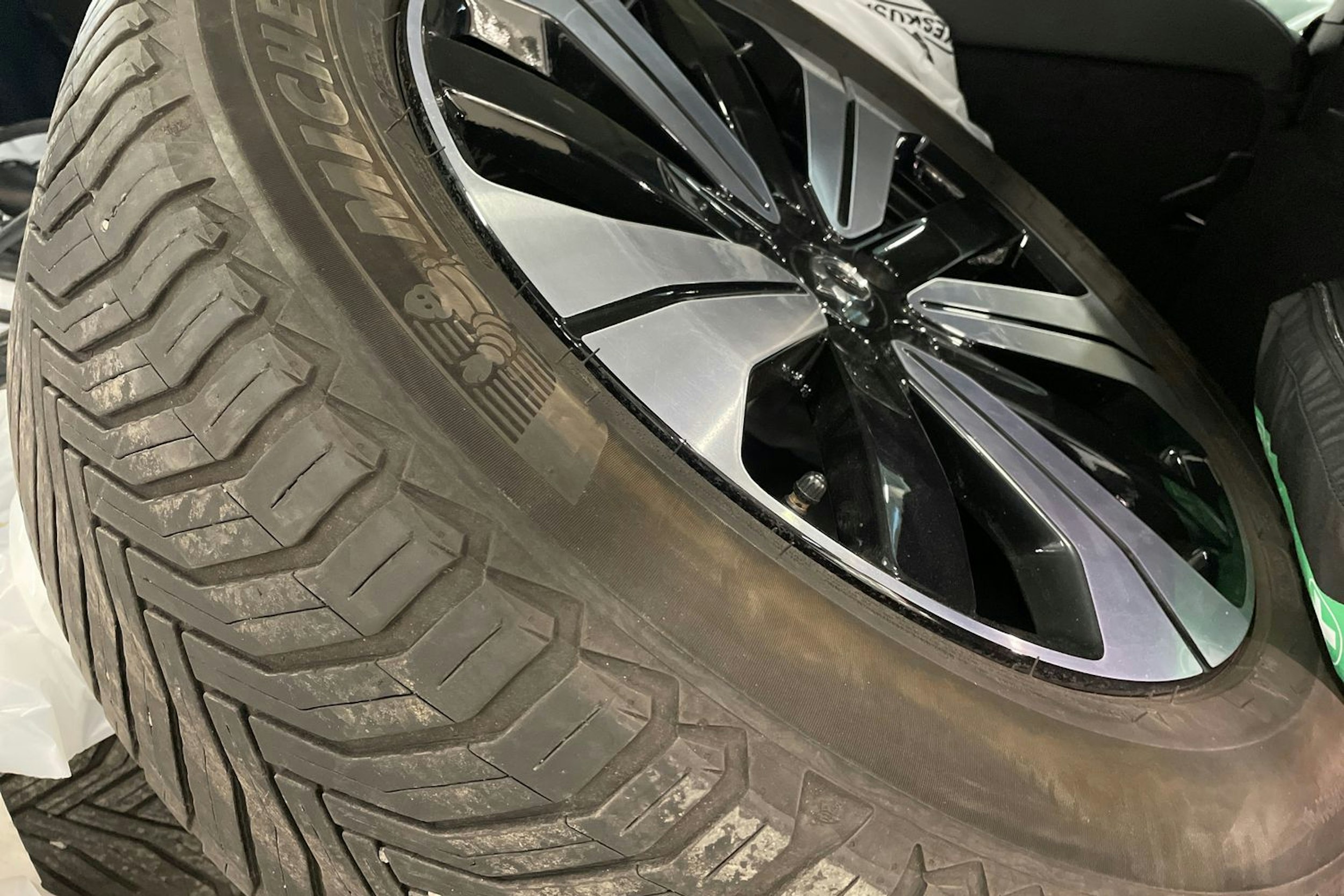 harmaa Volvo XC60 2023 kuva 41.