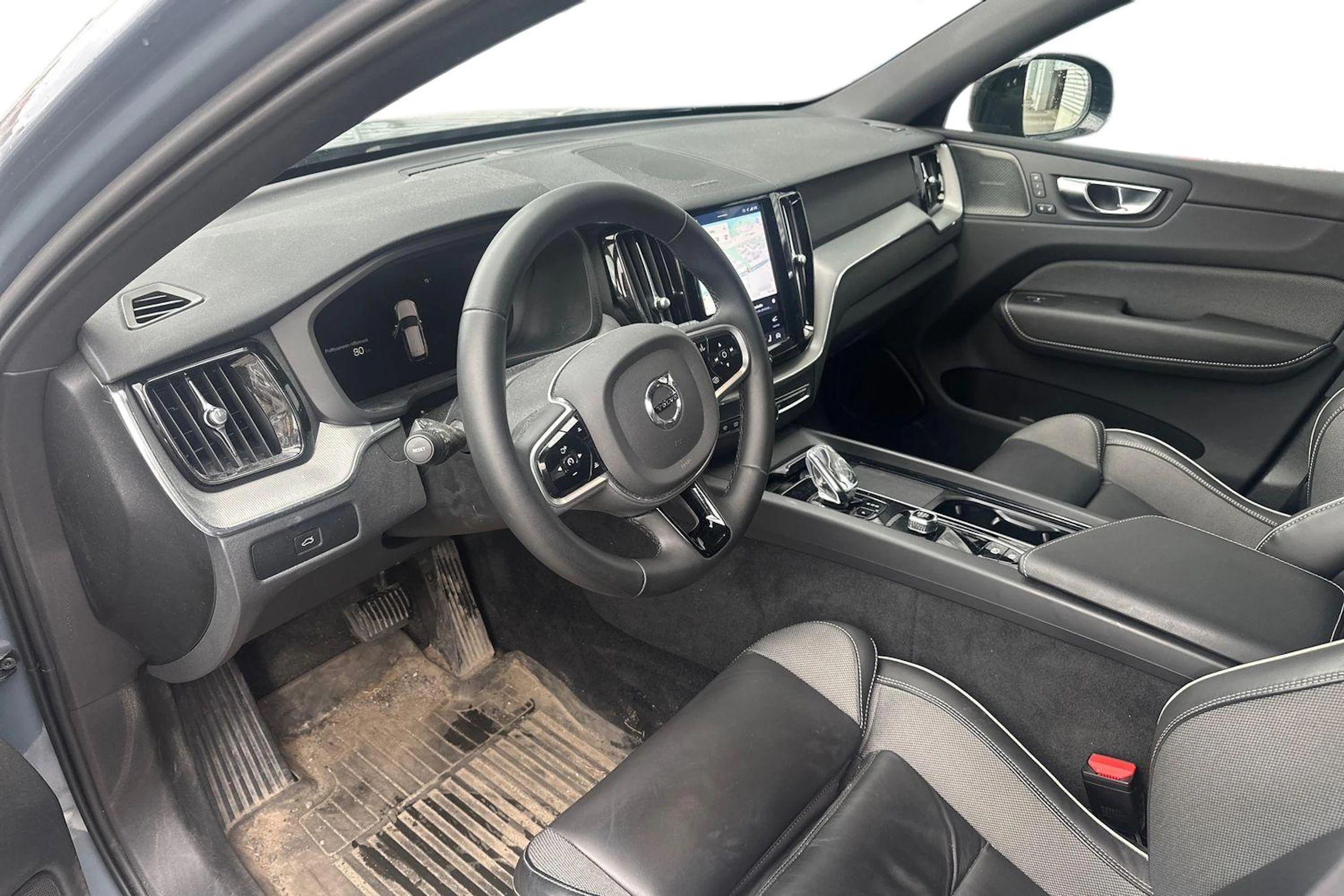 Harmaa Volvo XC60 2023 kuva 3.