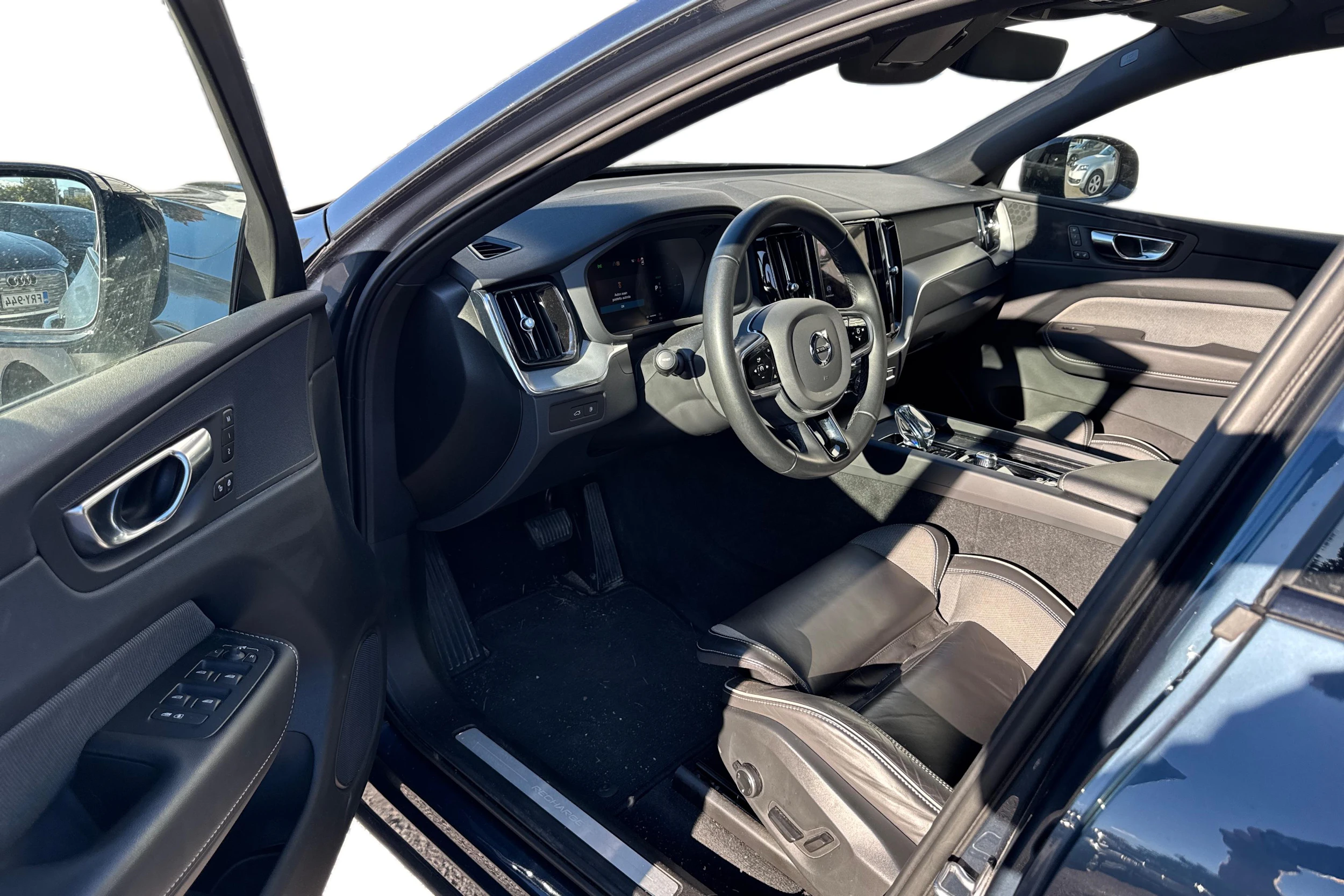 sininen Volvo XC60 2023 kuva 3.