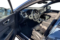 sininen Volvo XC60 2023 kuva 3.