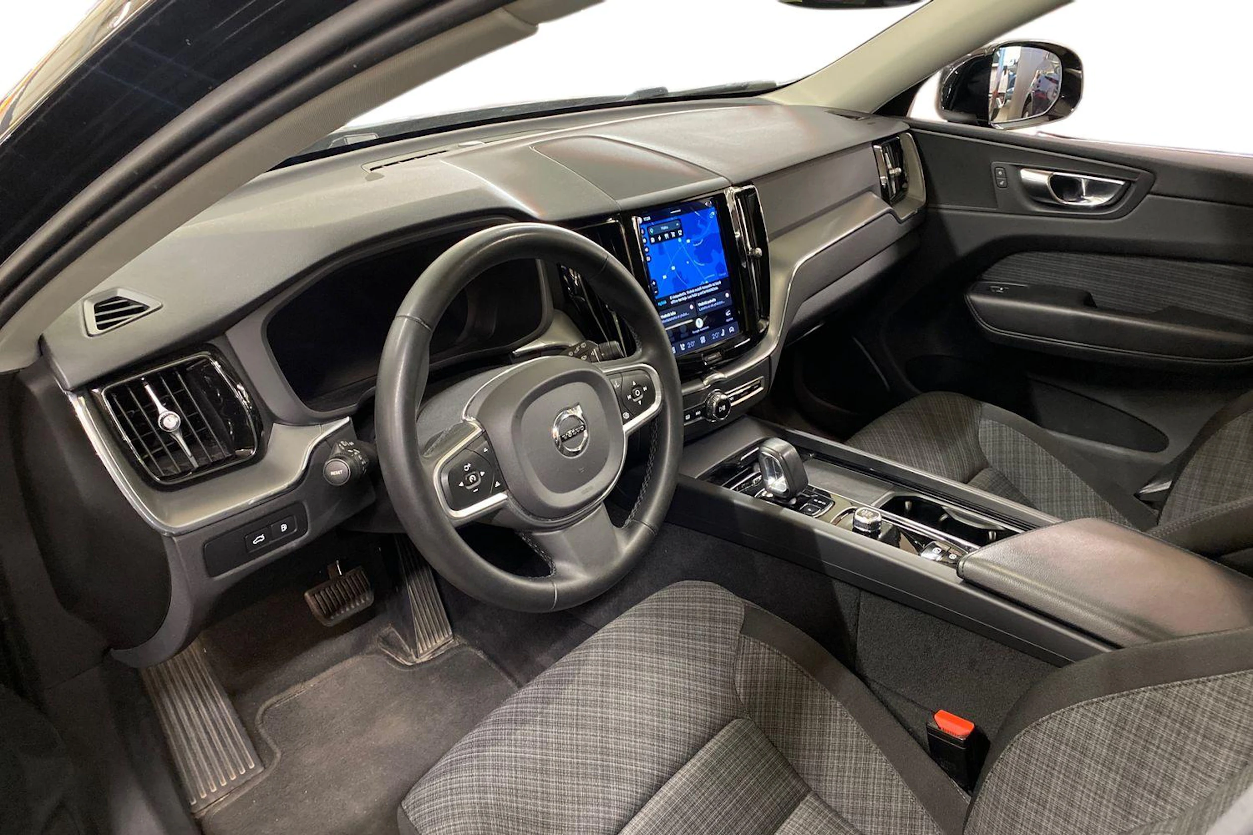 musta Volvo XC60 2023 kuva 3.