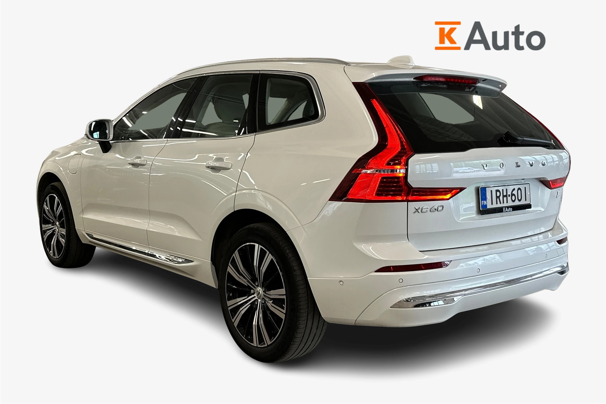 valkoinen Volvo XC60 2023 kuva 2.