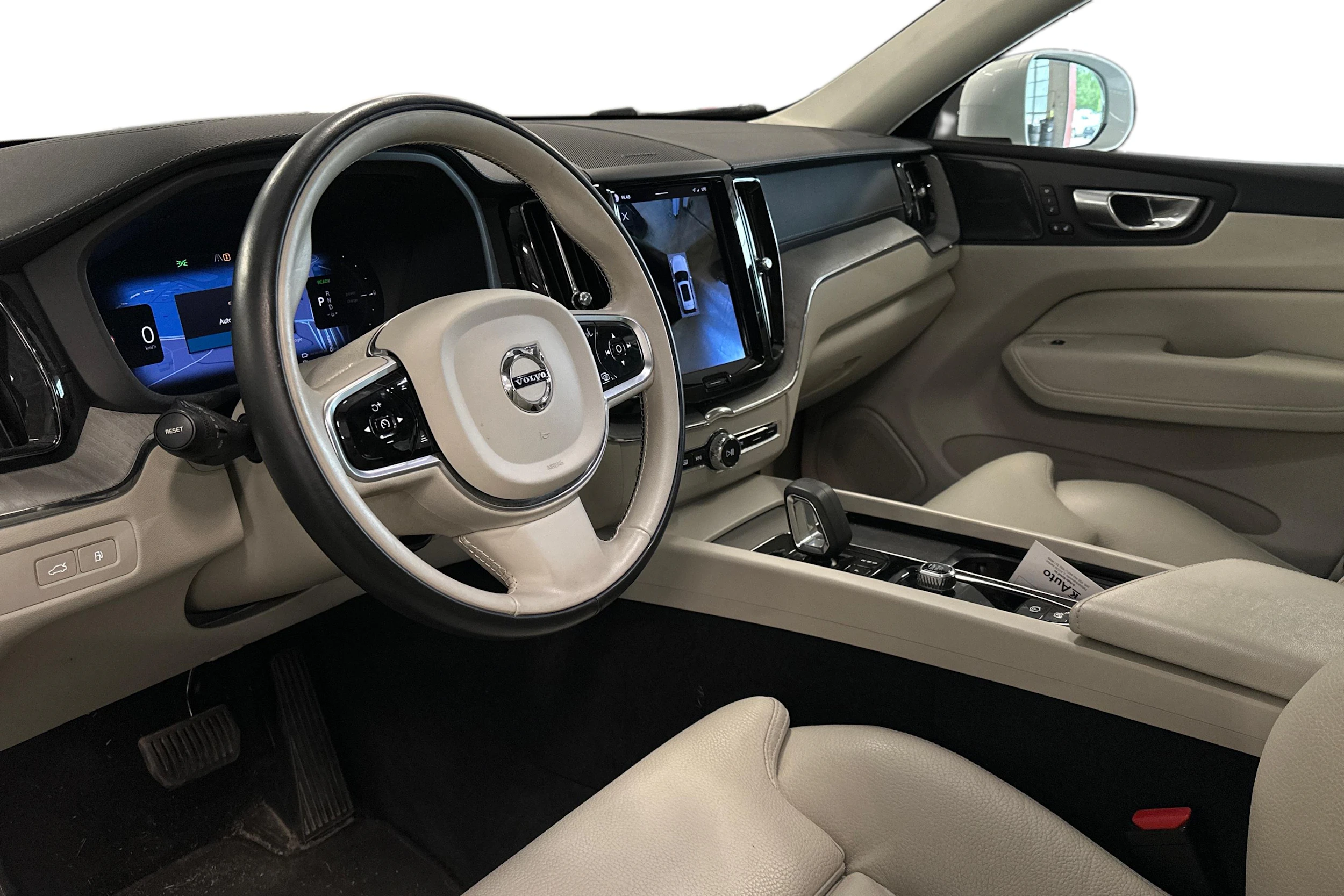valkoinen Volvo XC60 2023 kuva 3.