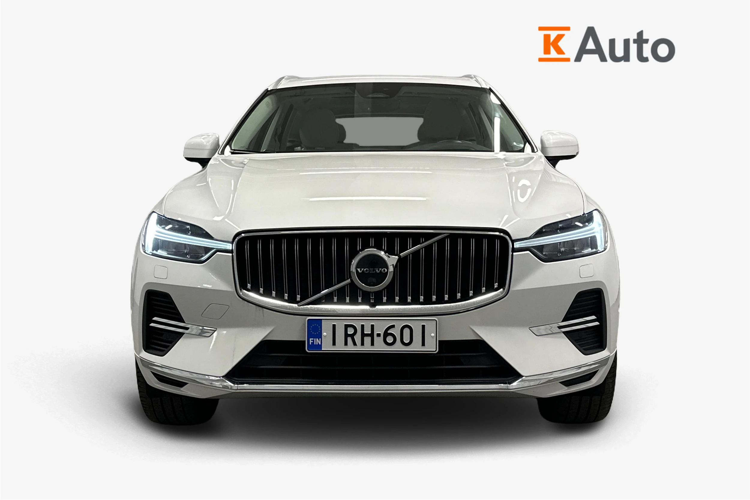 valkoinen Volvo XC60 2023 kuva 5.