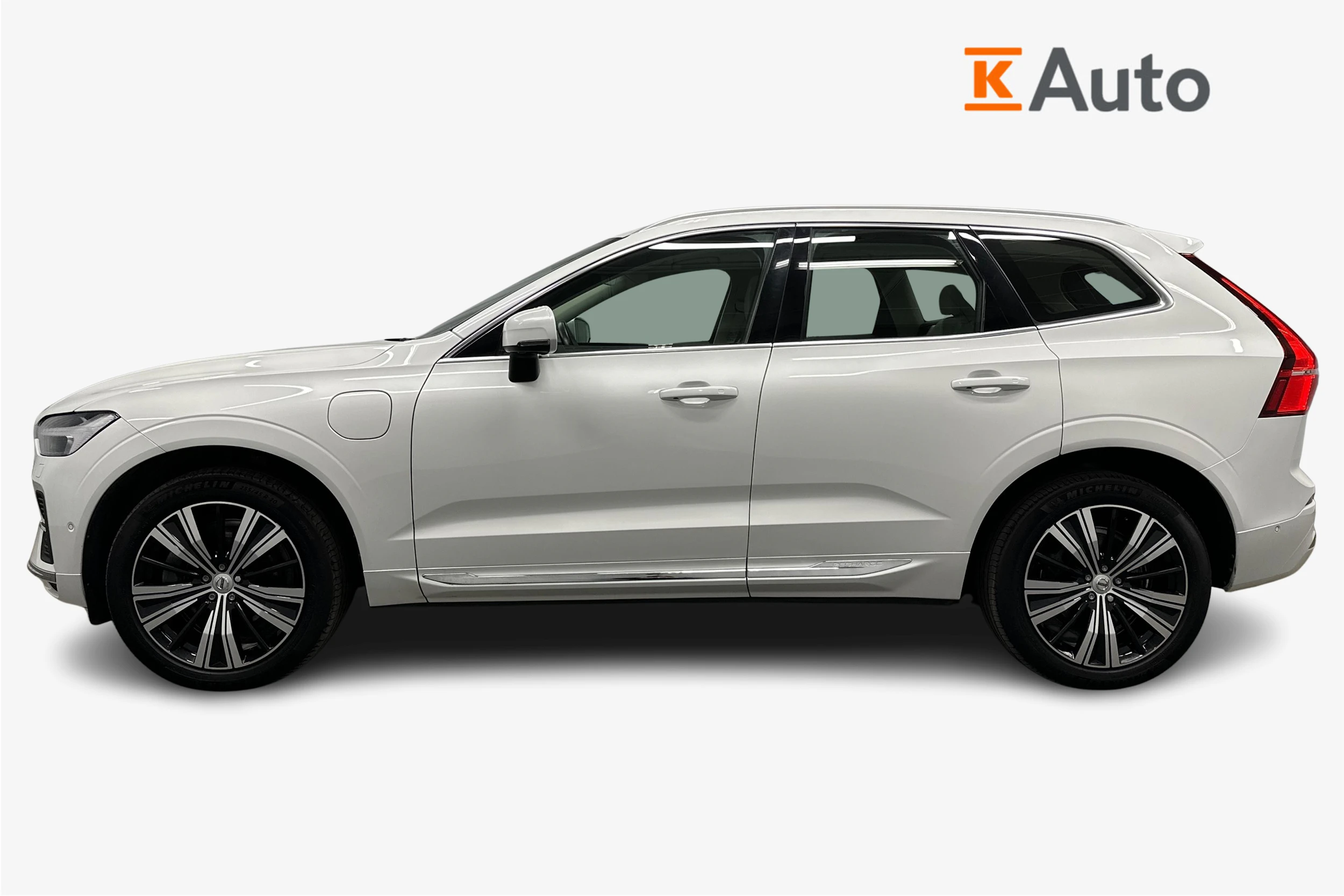valkoinen Volvo XC60 2023 kuva 7.