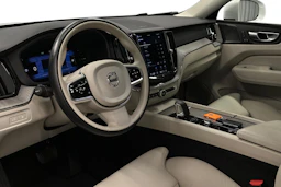 valkoinen Volvo XC60 2023 kuva 8.