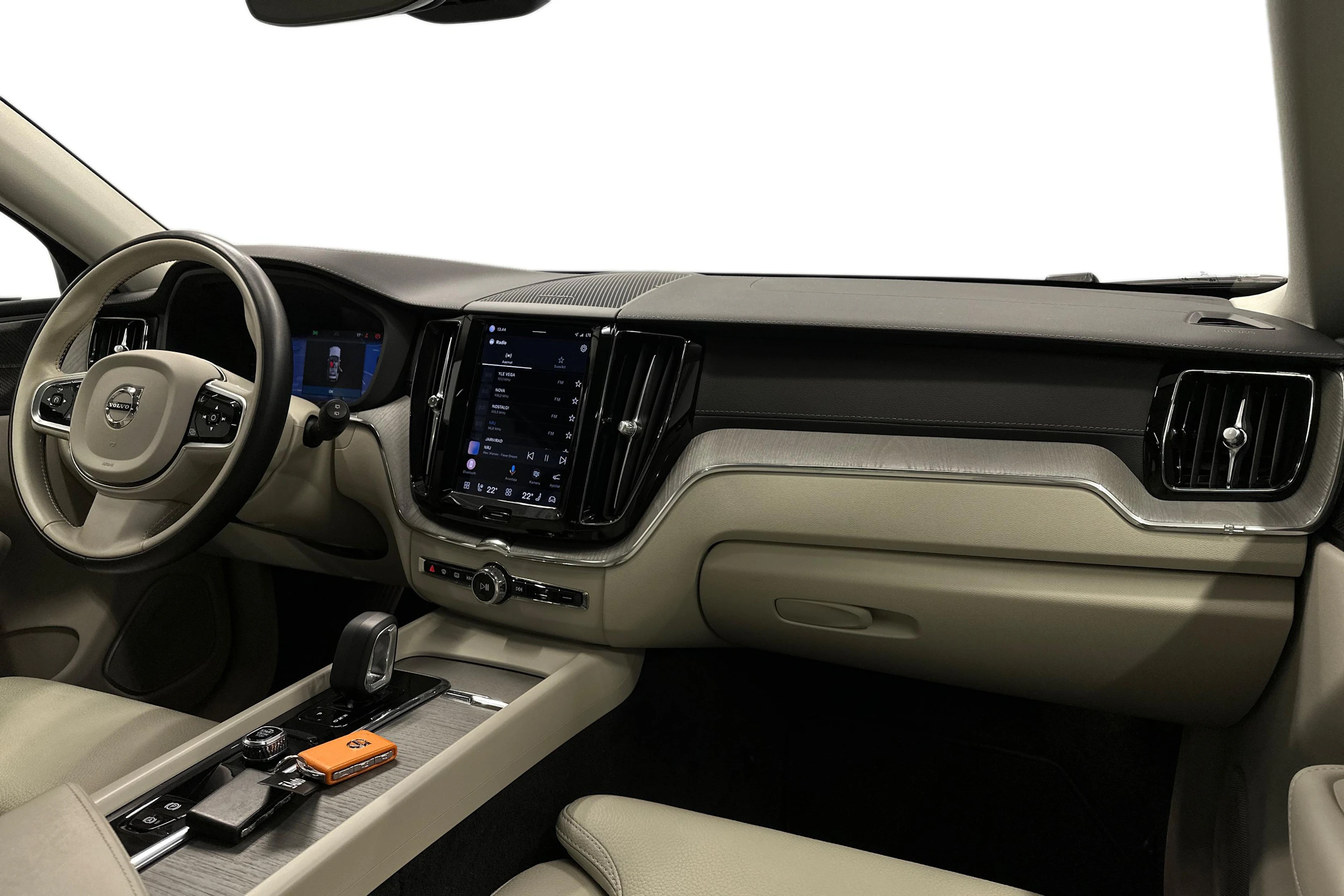 valkoinen Volvo XC60 2023 kuva 9.