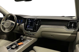 valkoinen Volvo XC60 2023 kuva 9.