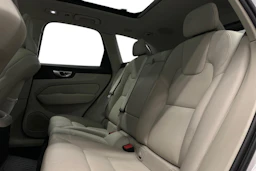 valkoinen Volvo XC60 2023 kuva 11.