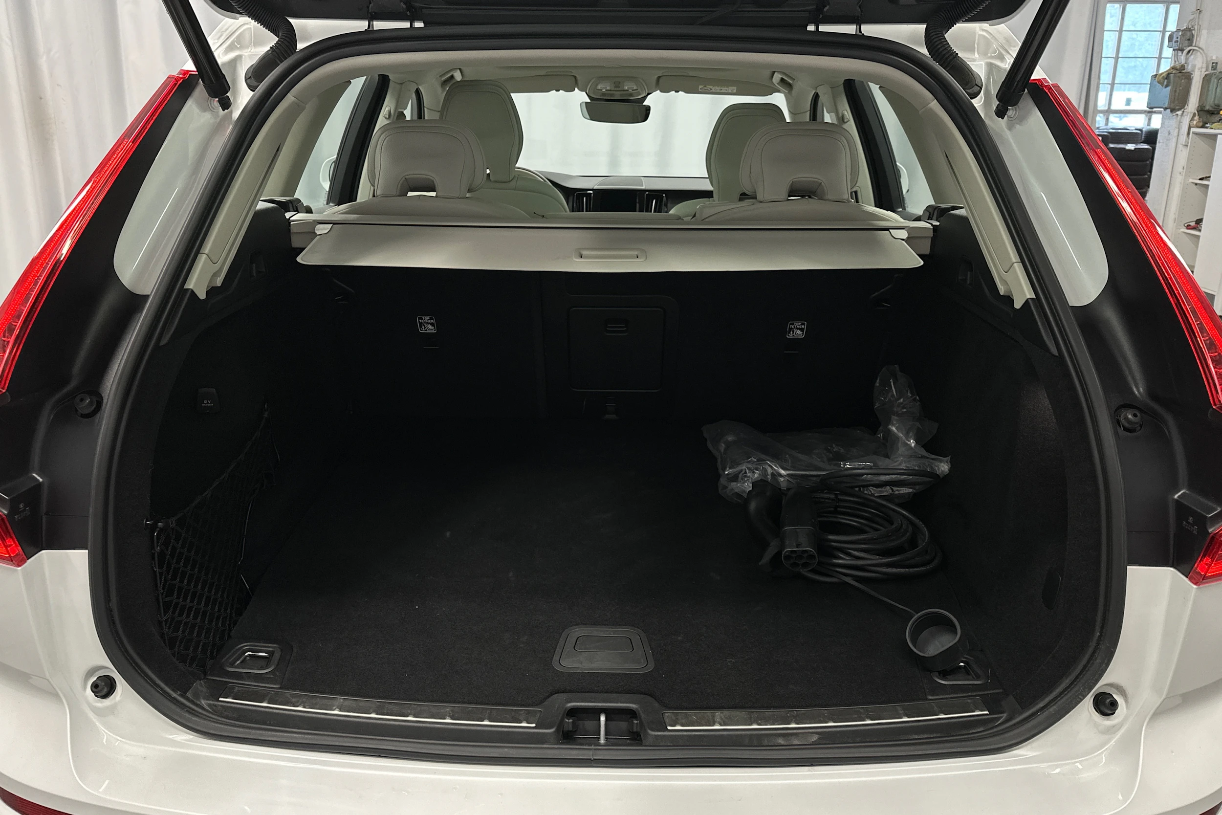 valkoinen Volvo XC60 2023 kuva 15.