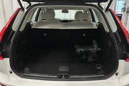 valkoinen Volvo XC60 2023 kuva 15.