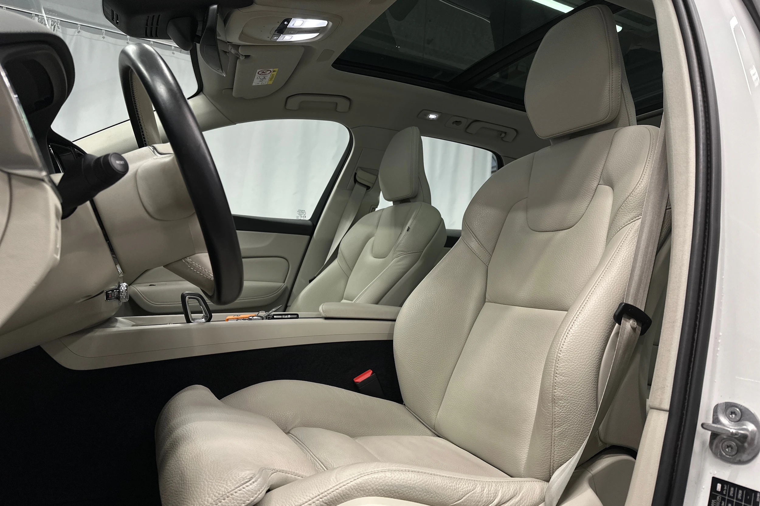 valkoinen Volvo XC60 2023 kuva 17.