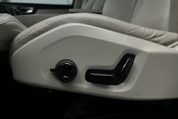valkoinen Volvo XC60 2023 kuva 18.