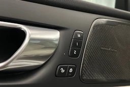valkoinen Volvo XC60 2023 kuva 19.