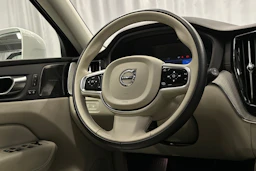 valkoinen Volvo XC60 2023 kuva 20.