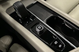 valkoinen Volvo XC60 2023 kuva 34.