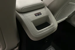 valkoinen Volvo XC60 2023 kuva 37.