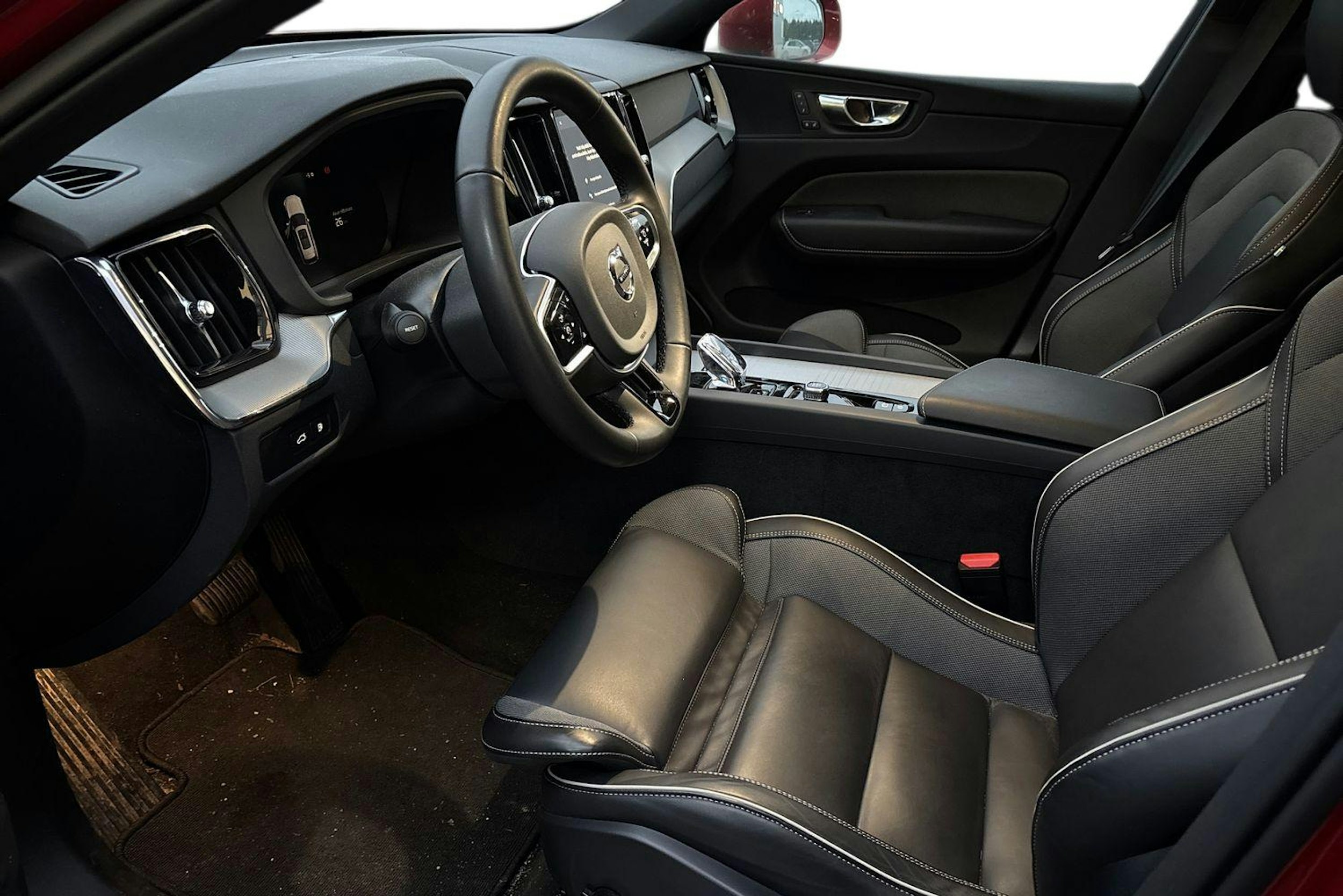 punainen Volvo XC60 2023 kuva 3.