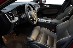 punainen Volvo XC60 2023 kuva 3.