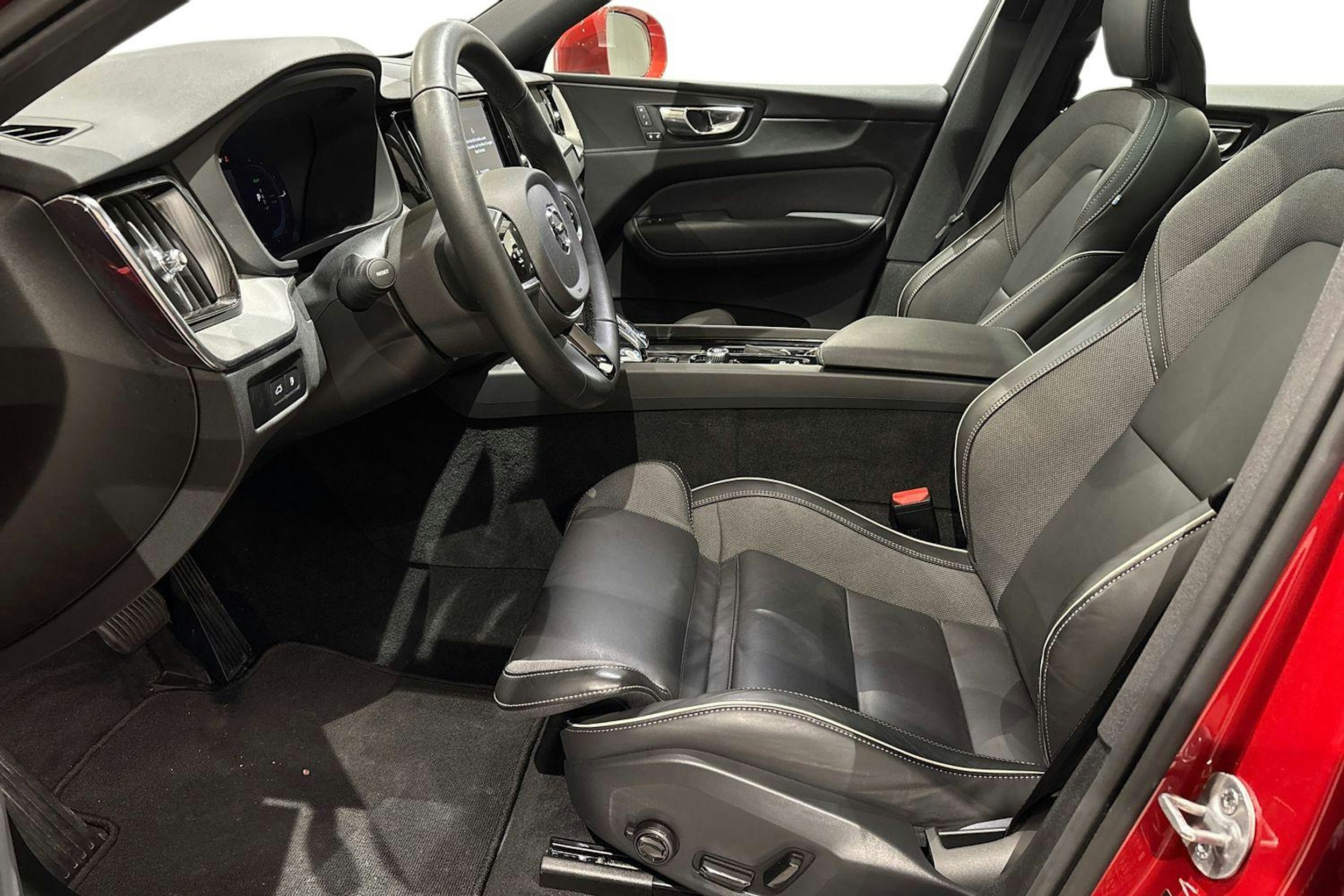 punainen Volvo XC60 2024 kuva 7.