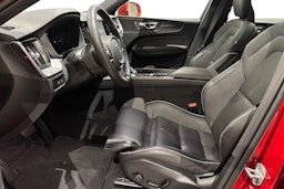 punainen Volvo XC60 2024 kuva 7.