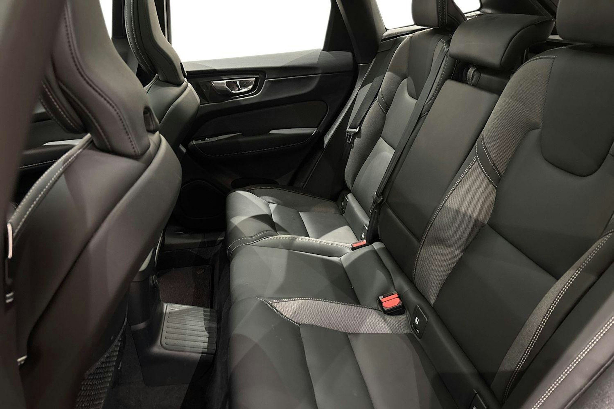 punainen Volvo XC60 2024 kuva 10.