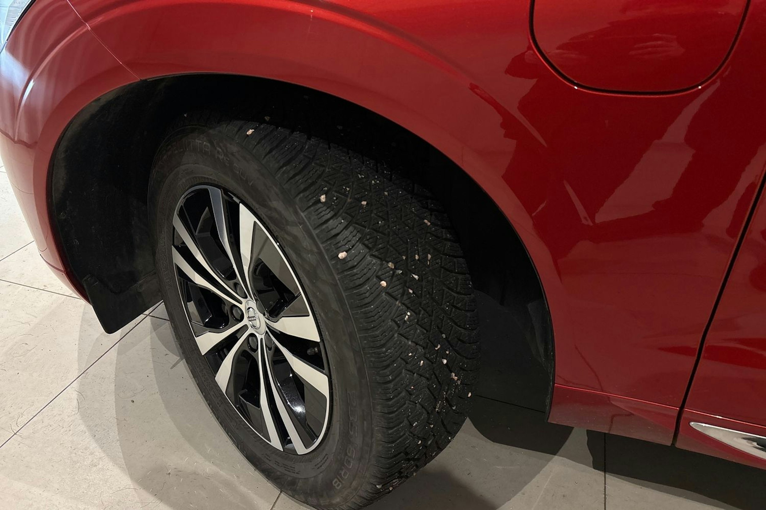 punainen Volvo XC60 2024 kuva 13.