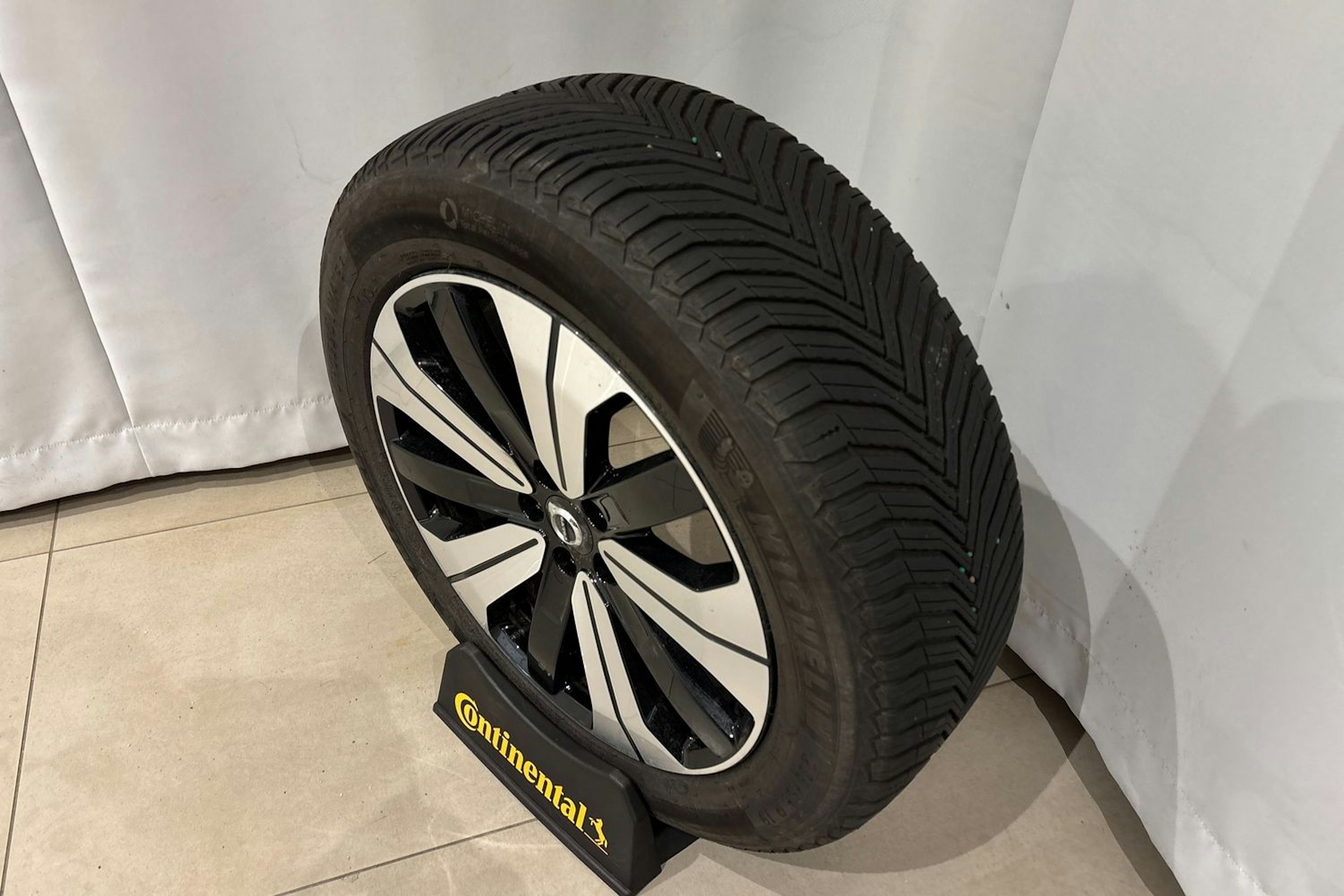 punainen Volvo XC60 2024 kuva 15.