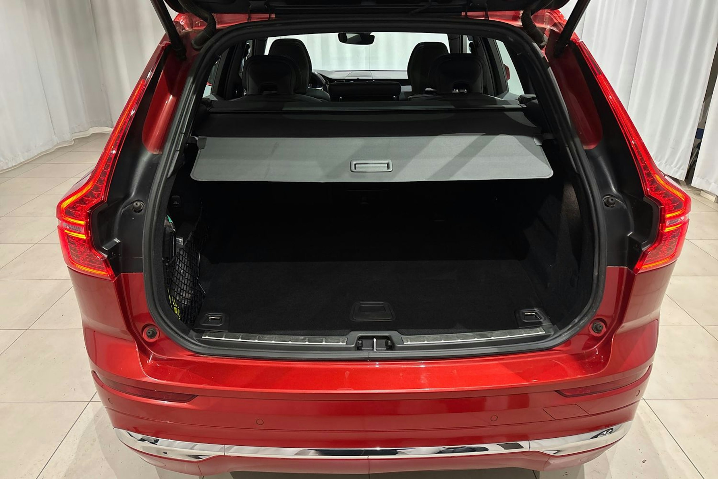 punainen Volvo XC60 2024 kuva 16.