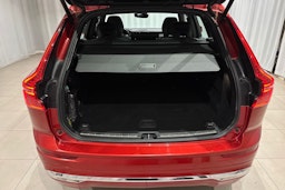 punainen Volvo XC60 2024 kuva 16.