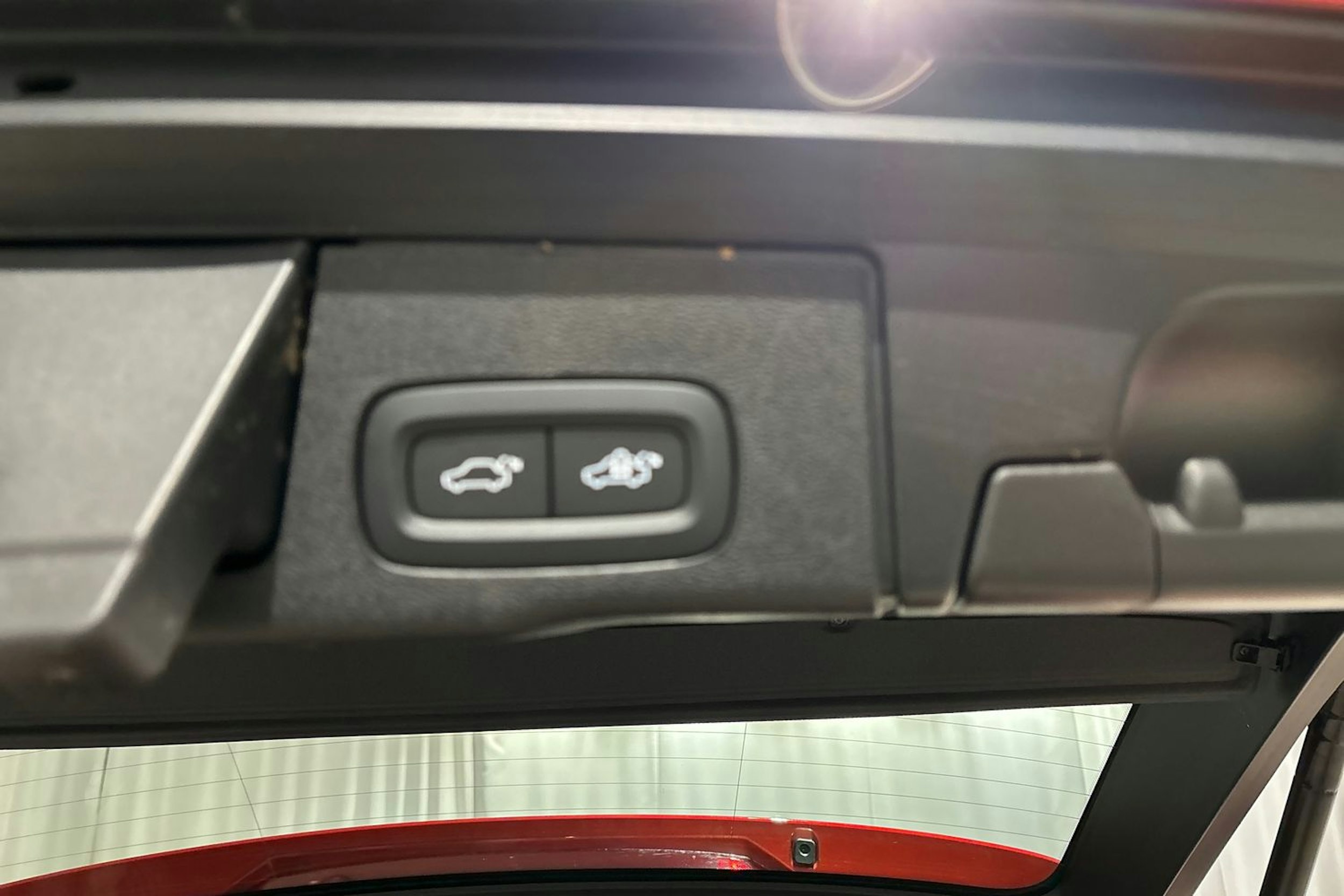 punainen Volvo XC60 2024 kuva 19.