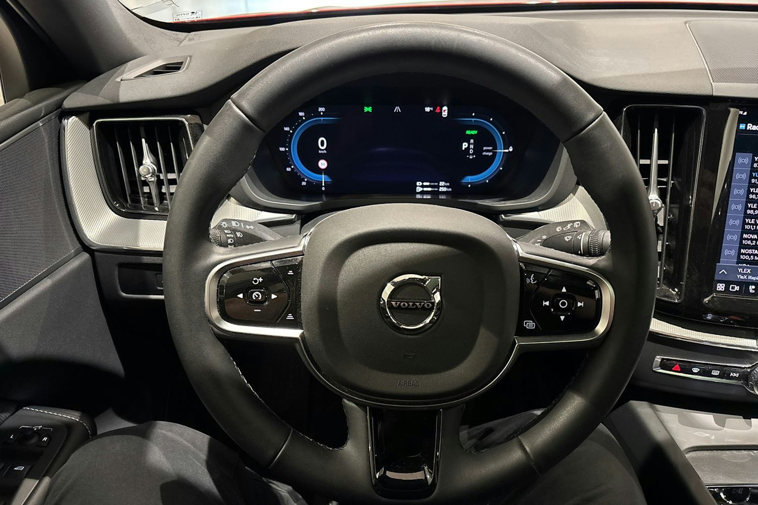 punainen Volvo XC60 2024 kuva 22.