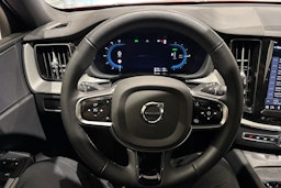punainen Volvo XC60 2024 kuva 22.