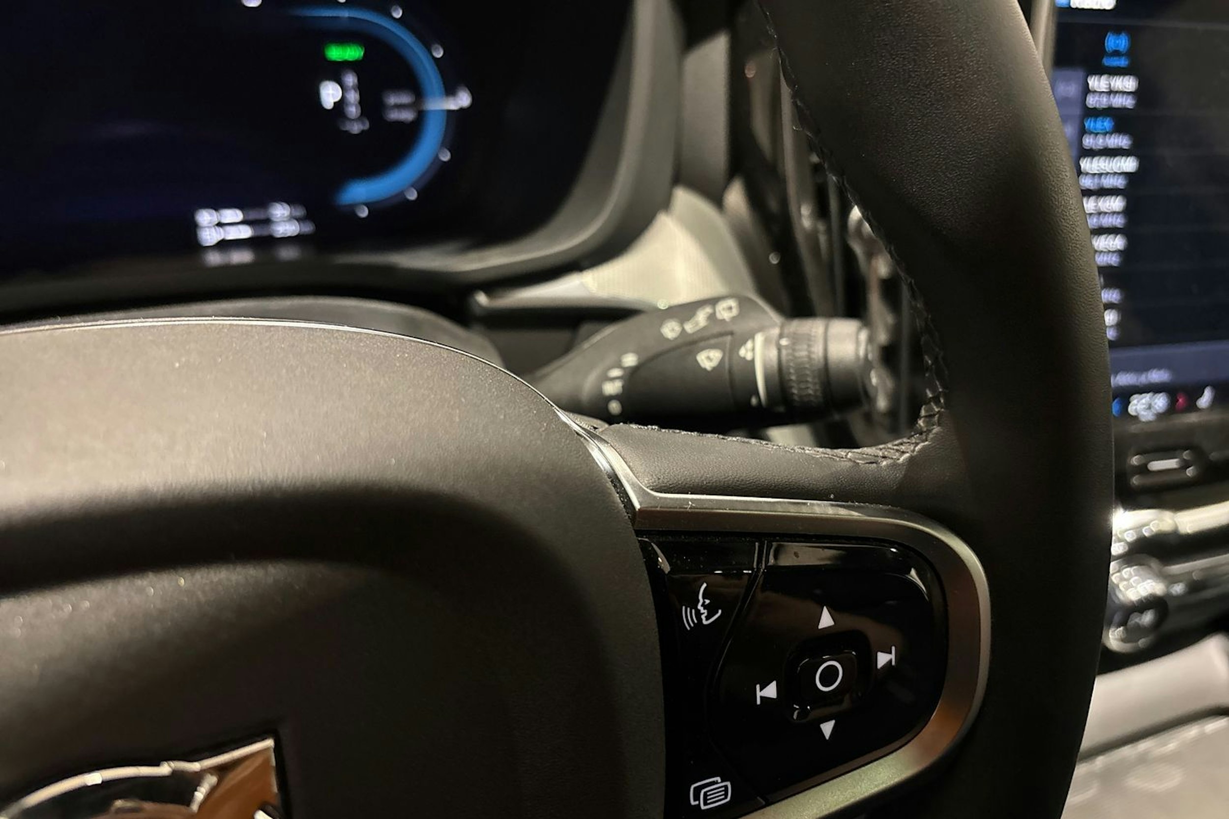 punainen Volvo XC60 2024 kuva 24.