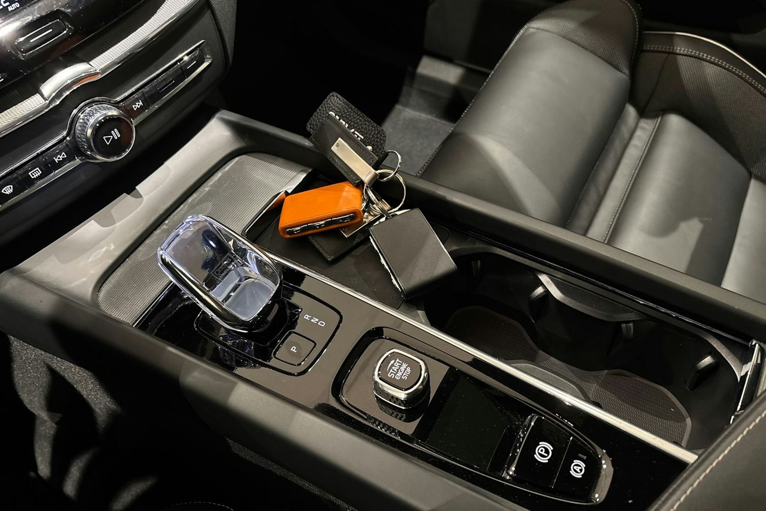 punainen Volvo XC60 2024 kuva 26.