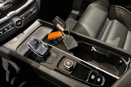 punainen Volvo XC60 2024 kuva 26.