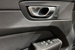 punainen Volvo XC60 2024 kuva 29.