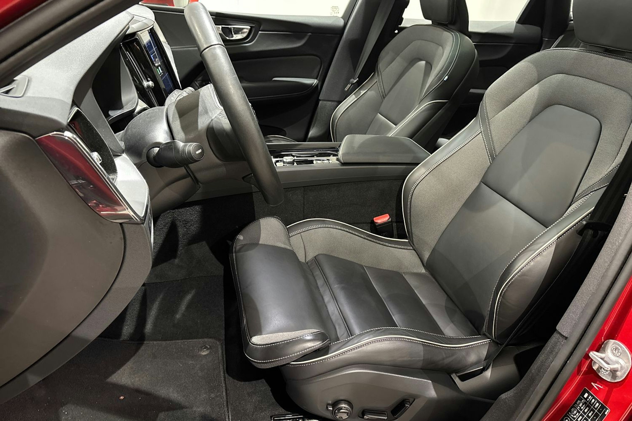 punainen Volvo XC60 2024 kuva 30.