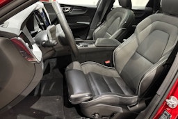 punainen Volvo XC60 2024 kuva 30.