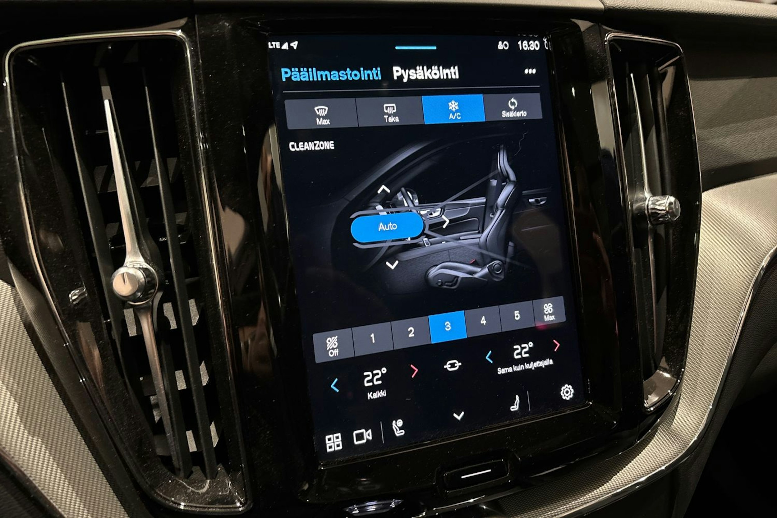 punainen Volvo XC60 2024 kuva 32.