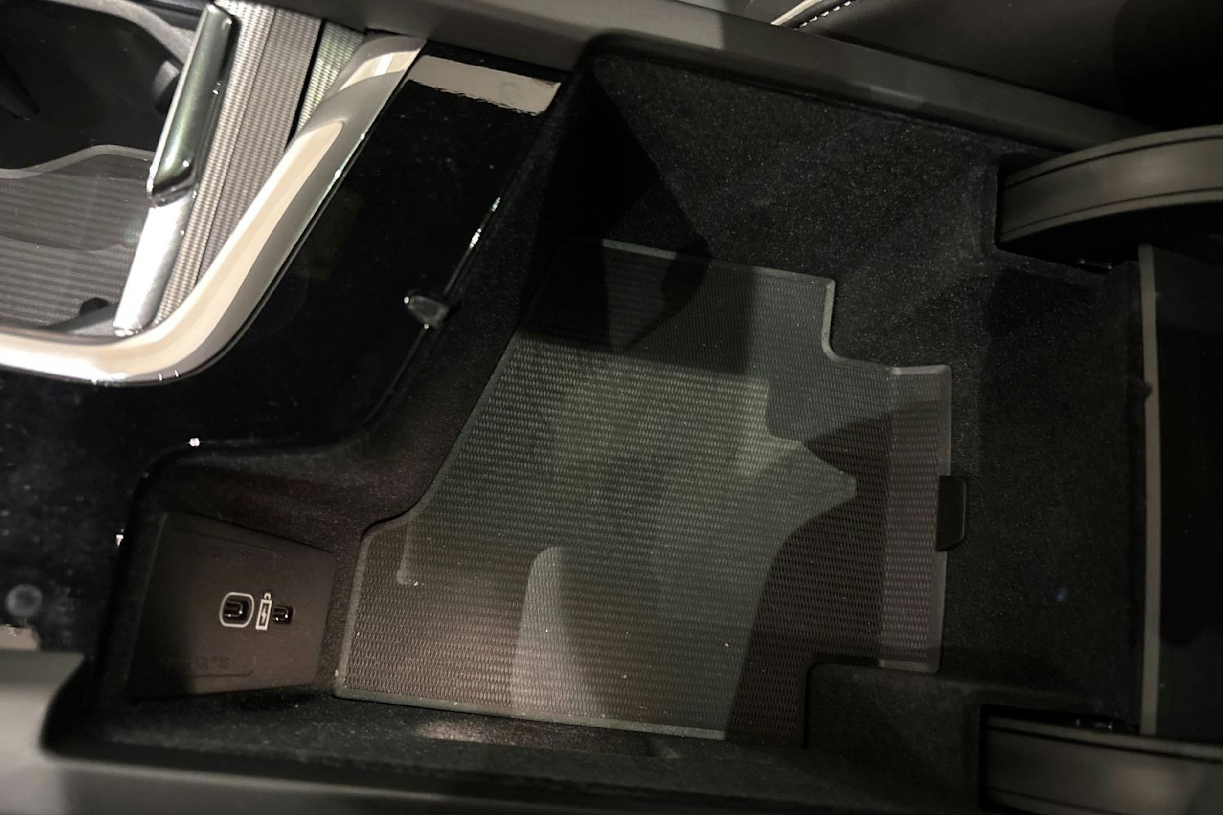 punainen Volvo XC60 2024 kuva 33.