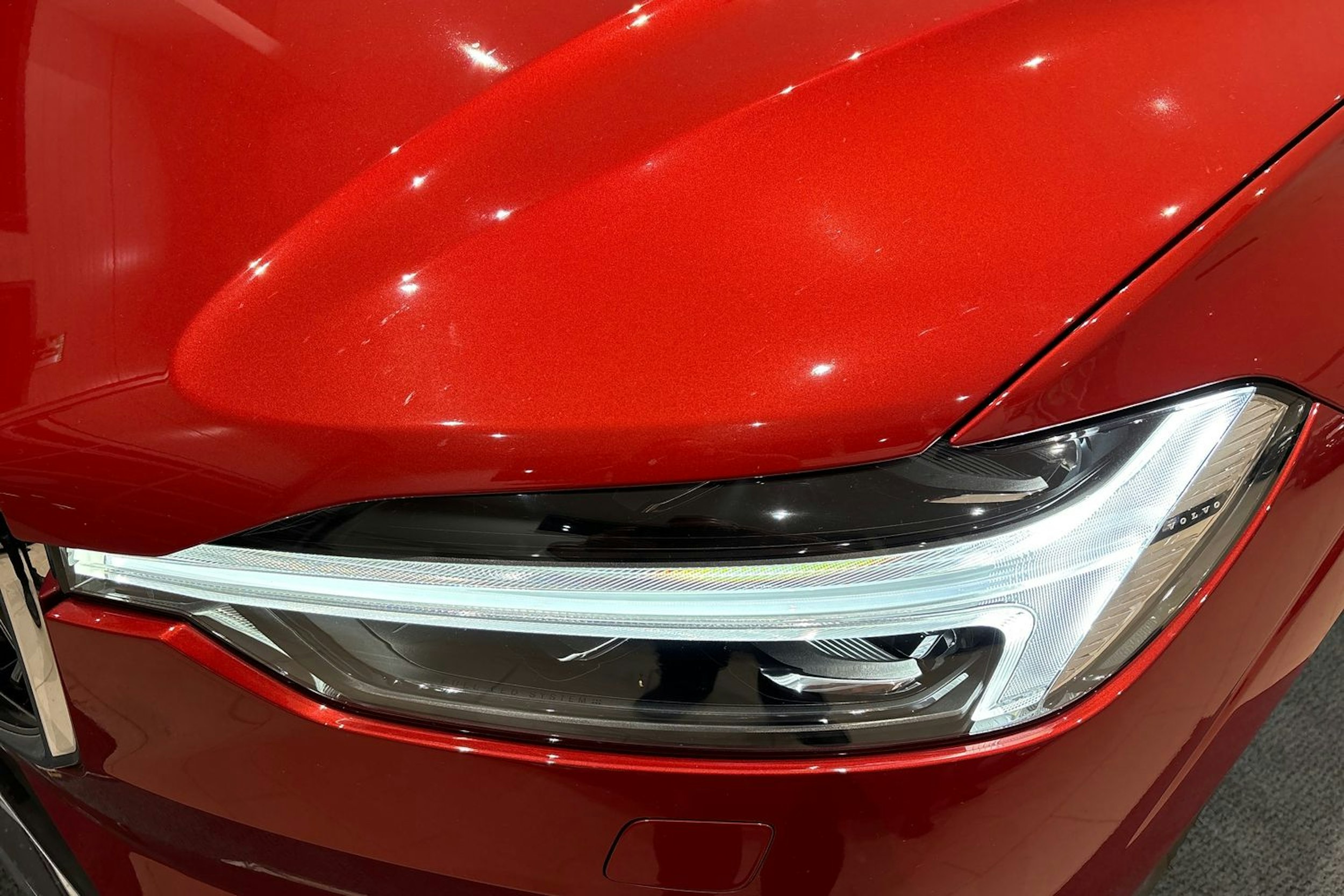 punainen Volvo XC60 2024 kuva 38.