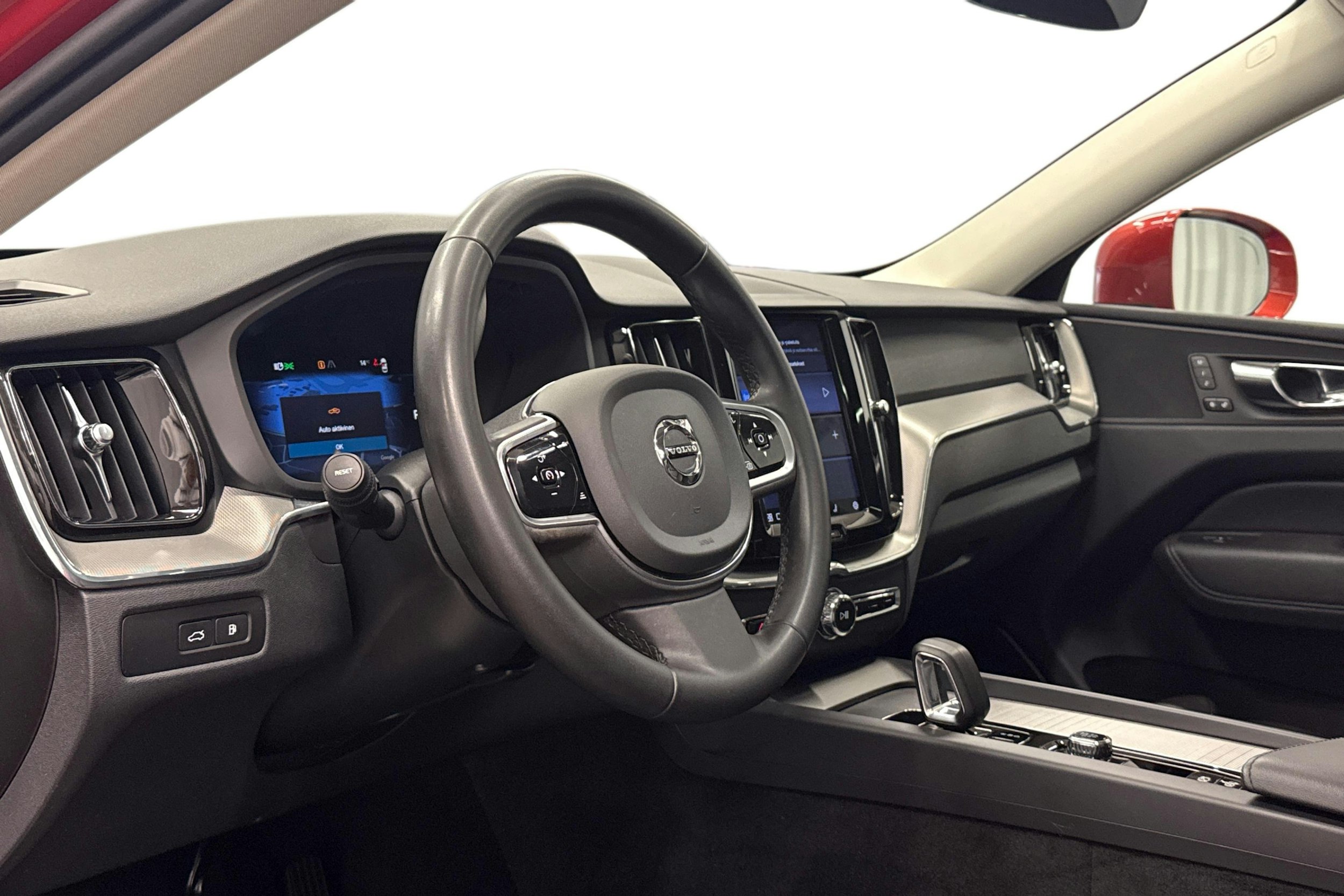 punainen Volvo XC60 2023 kuva 6.