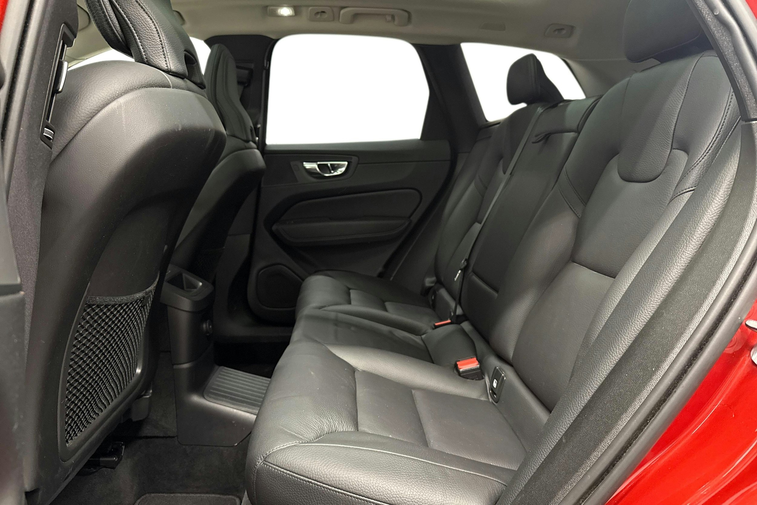 punainen Volvo XC60 2023 kuva 8.