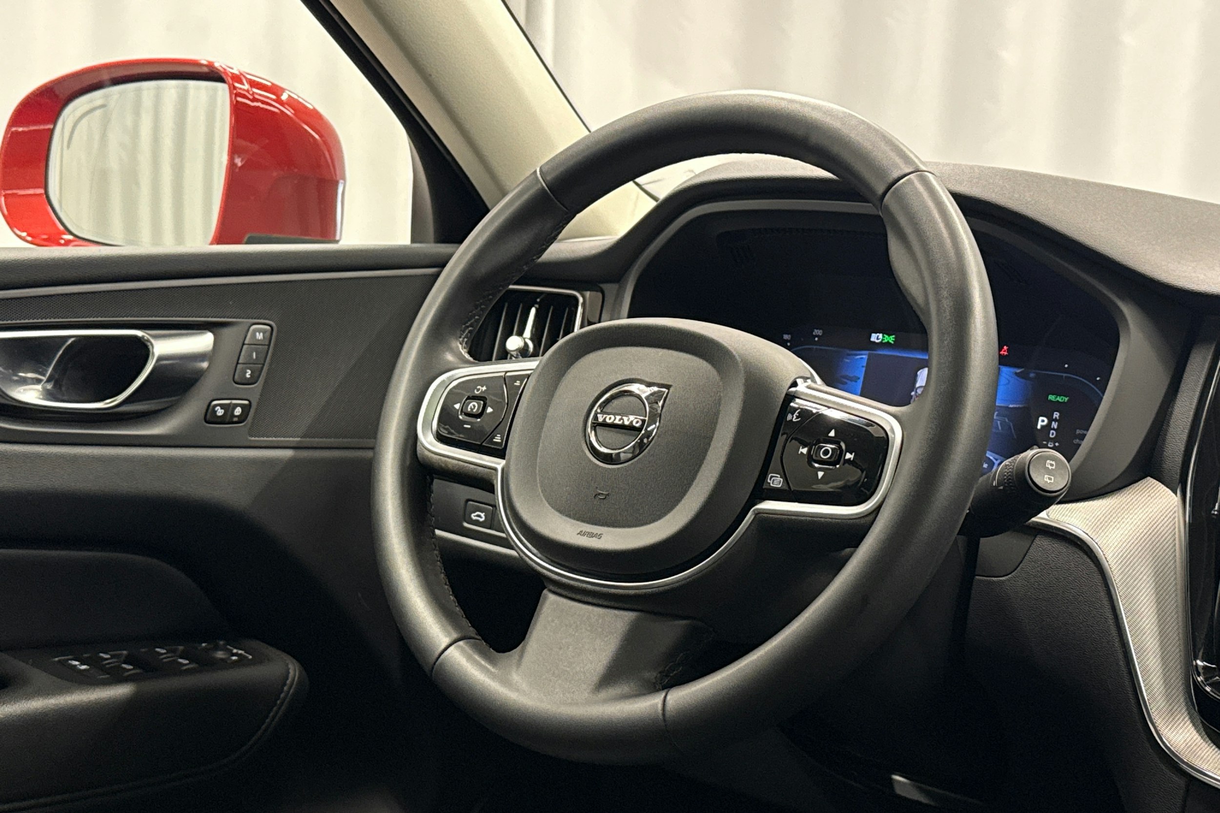 punainen Volvo XC60 2023 kuva 11.