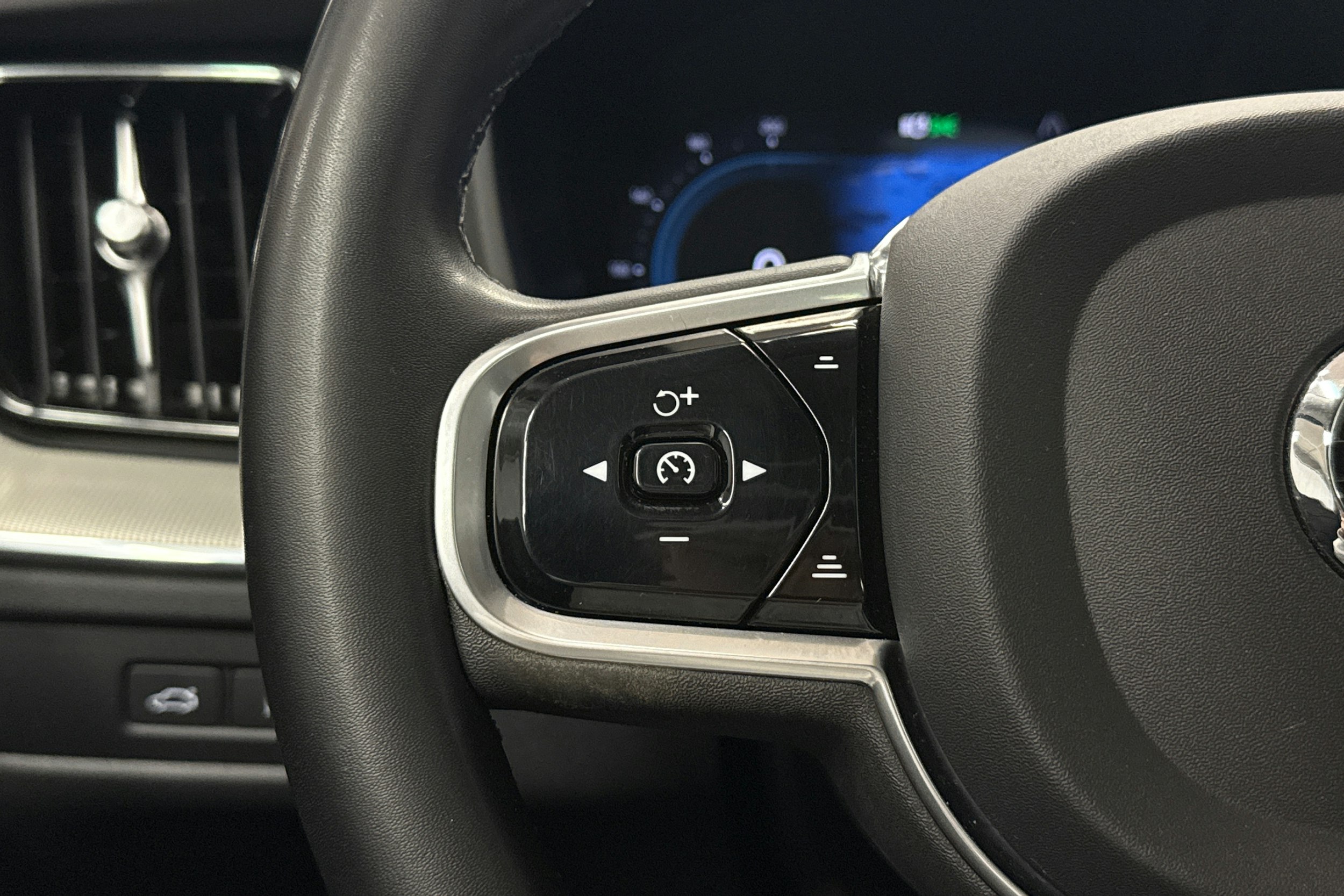 punainen Volvo XC60 2023 kuva 13.