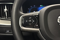 punainen Volvo XC60 2023 kuva 13.