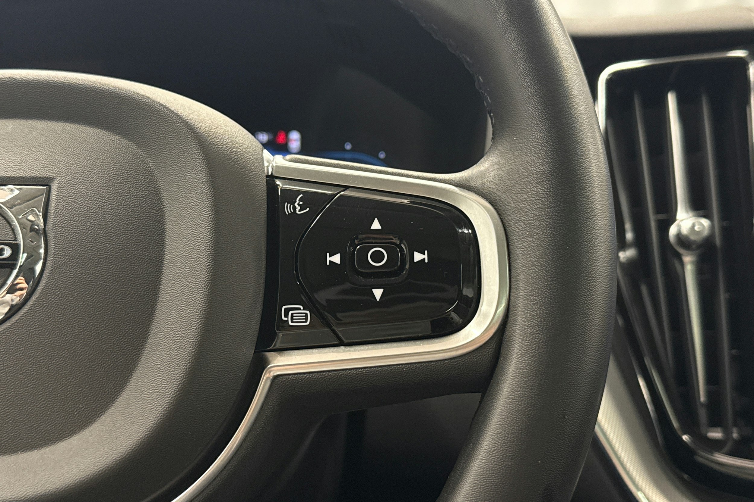 punainen Volvo XC60 2023 kuva 14.